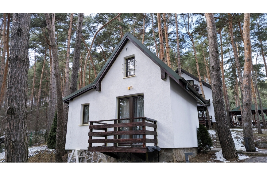 1 camera (4 locuri de cazare) cu baie proprie