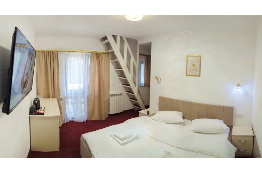 1 camera (4 locuri de cazare) cu baie proprie