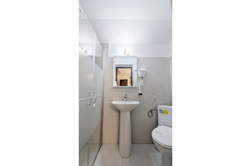 1 camera tripla (2 paturi + canapea extensibila) cu baie proprie