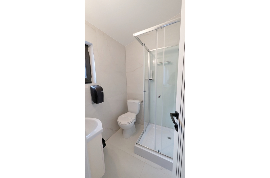 1 camera (4 locuri de cazare) cu baie proprie