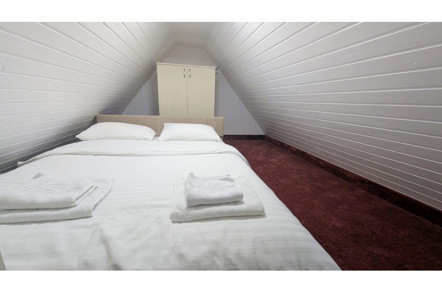 1 camera (4 locuri de cazare) cu baie proprie