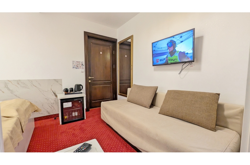 CAMERA NR.2 - camera dubla + canapea cu baie proprie