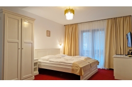 CAMERA NR.3 - camera tripla (2 locuri + canapea extensibila) cu baie proprie