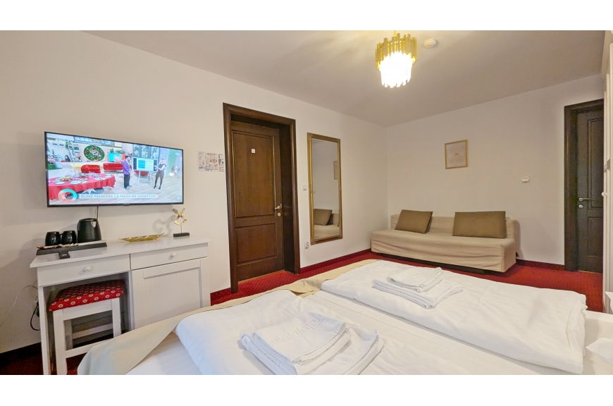 CAMERA NR.3 - camera tripla (2 locuri + canapea extensibila) cu baie proprie