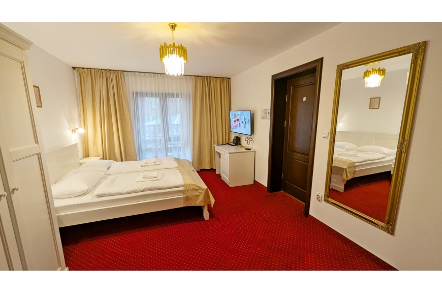 CAMERA NR.3 - camera tripla (2 locuri + canapea extensibila) cu baie proprie