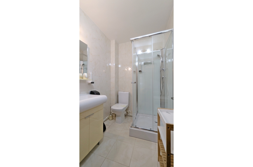 CAMERA NR.3 - camera tripla (2 locuri + canapea extensibila) cu baie proprie