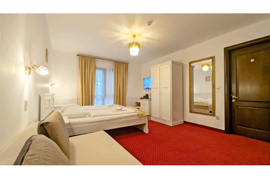 CAMERA NR.4 - camera tripla (2 locuri + canapea extensibila) cu baie proprie