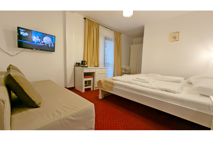 CAMERA NR.5 - camera tripla (2 locuri + canapea extensibila) cu baie proprie