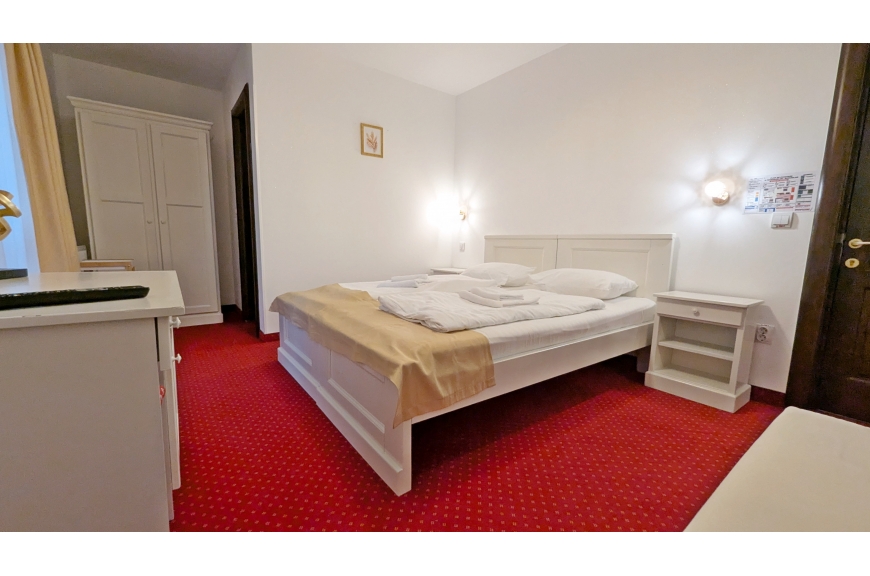 CAMERA NR.5 - camera tripla (2 locuri + canapea extensibila) cu baie proprie