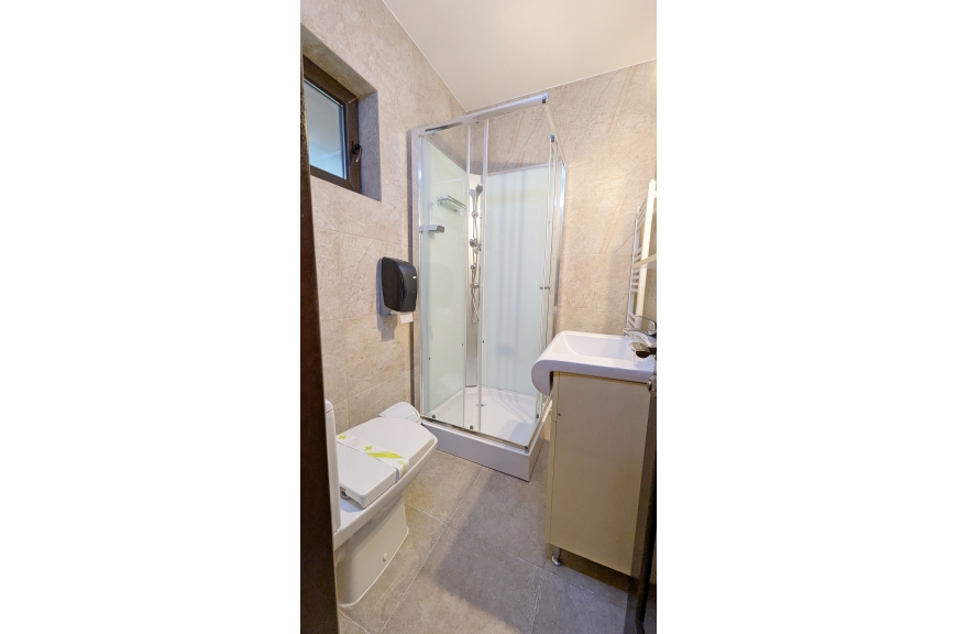 CAMERA NR.5 - camera tripla (2 locuri + canapea extensibila) cu baie proprie