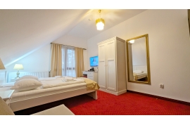 CAMERA NR.7 - camera tripla (2 locuri + canapea extensibila) cu baie proprie + jacuzzi