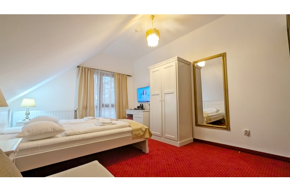 Triple room (No. 7) with private bathroom and jacuzzi