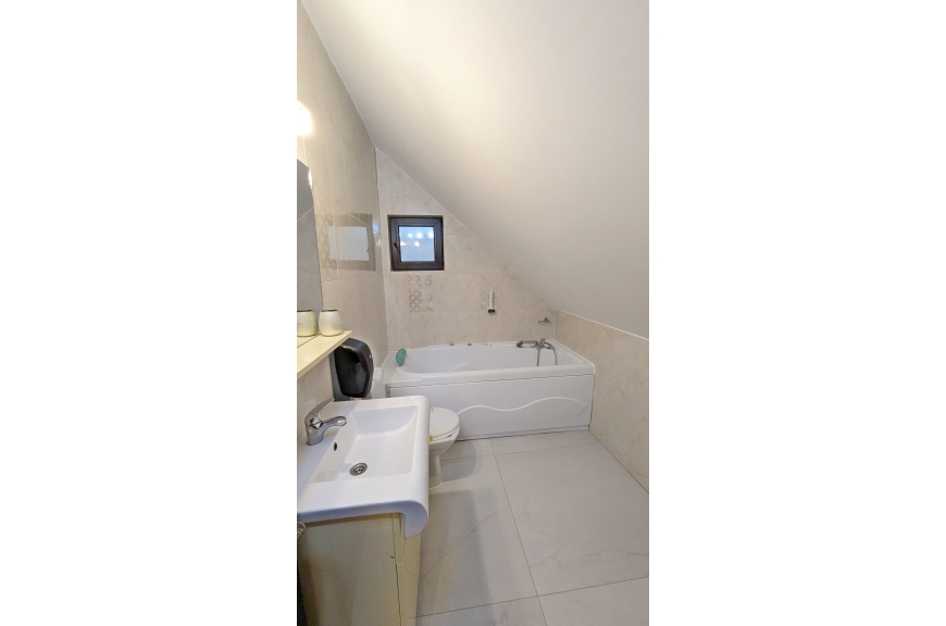 CAMERA NR.7 - camera tripla (2 locuri + canapea extensibila) cu baie proprie + jacuzzi