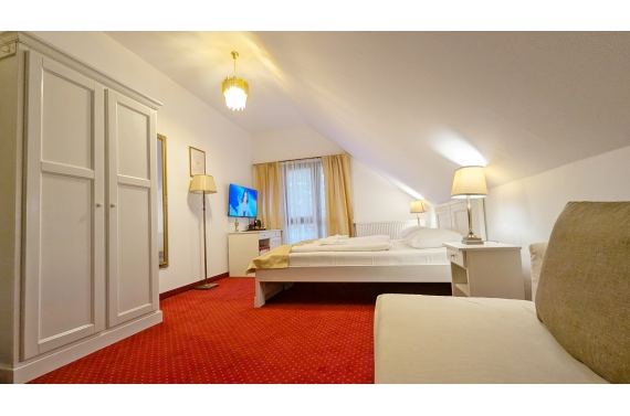 Triple room (No. 8) with private bathroom and jacuzzi