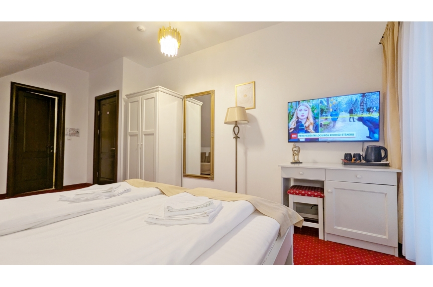 CAMERA NR.8 - camera tripla (2 locuri + canapea extensibila) cu baie proprie + jacuzzi