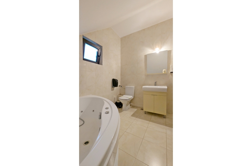 CAMERA NR.8 - camera tripla (2 locuri + canapea extensibila) cu baie proprie + jacuzzi