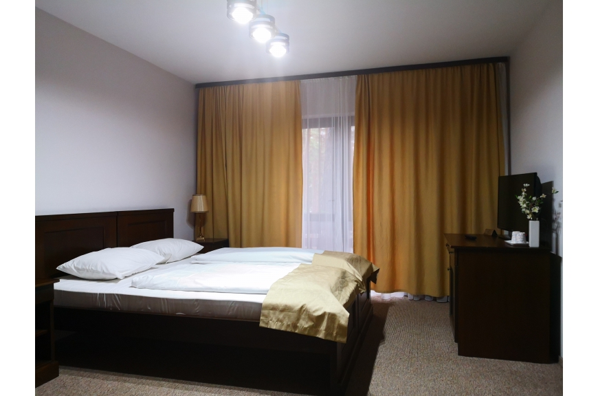 CAMERA NR.3 - camera tripla (2 locuri + canapea extensibila) cu baie proprie