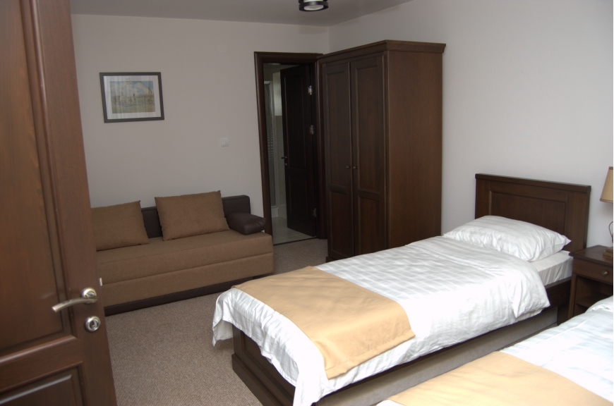 CAMERA NR.3 - camera tripla (2 locuri + canapea extensibila) cu baie proprie