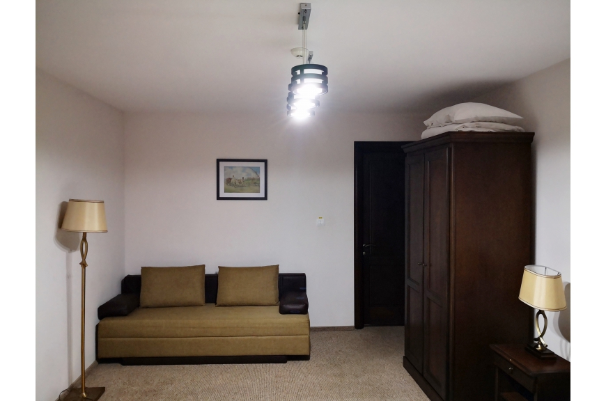 CAMERA NR.3 - camera tripla (2 locuri + canapea extensibila) cu baie proprie