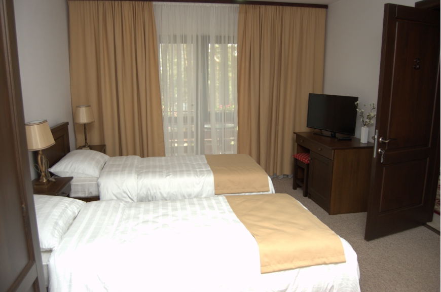 CAMERA NR.3 - camera tripla (2 locuri + canapea extensibila) cu baie proprie