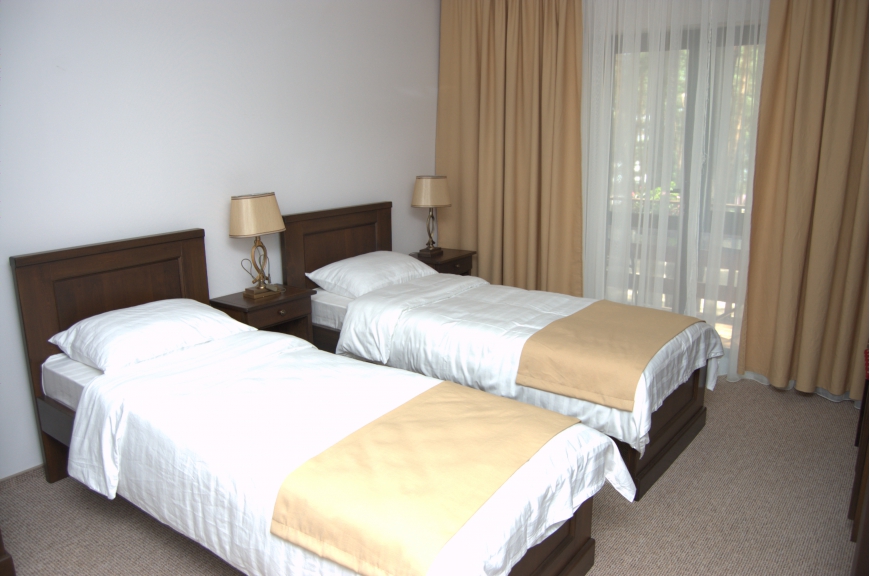 CAMERA NR.3 - camera tripla (2 locuri + canapea extensibila) cu baie proprie