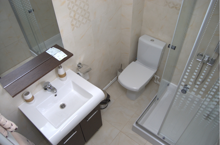 CAMERA NR.3 - camera tripla (2 locuri + canapea extensibila) cu baie proprie