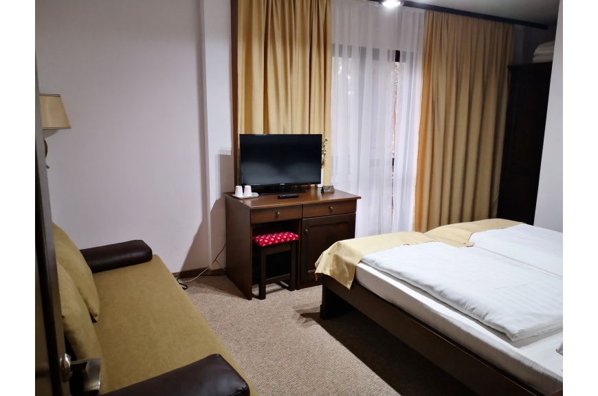 CAMERA NR.5 - camera tripla (2 locuri + canapea extensibila) cu baie proprie