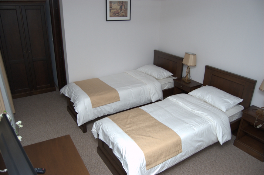 CAMERA NR.5 - camera tripla (2 locuri + canapea extensibila) cu baie proprie