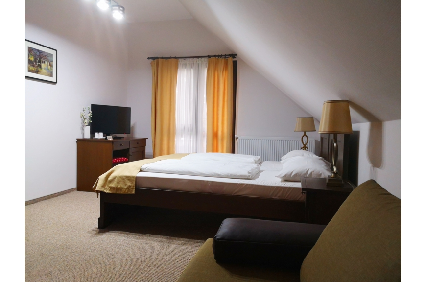 CAMERA NR.8 - camera tripla (2 locuri + canapea extensibila) cu baie proprie + jacuzzi