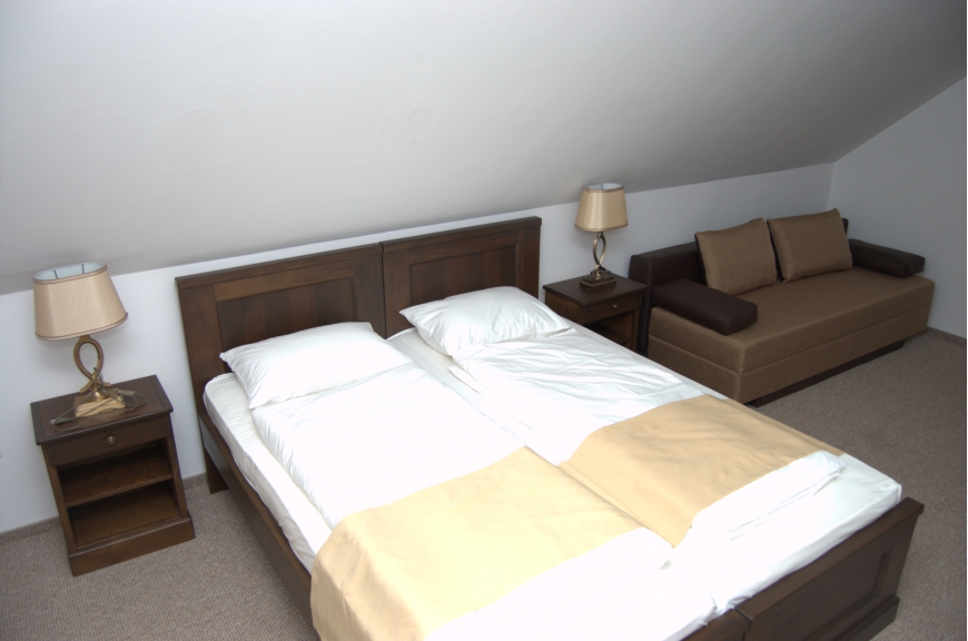 CAMERA NR.8 - camera tripla (2 locuri + canapea extensibila) cu baie proprie + jacuzzi