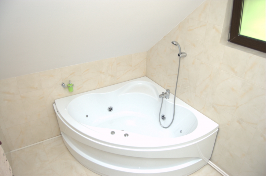 CAMERA NR.8 - camera tripla (2 locuri + canapea extensibila) cu baie proprie + jacuzzi