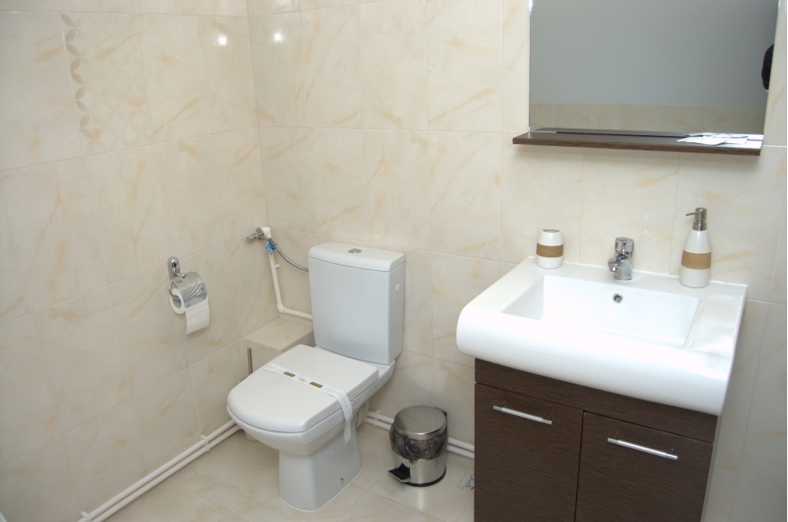 CAMERA NR.8 - camera tripla (2 locuri + canapea extensibila) cu baie proprie + jacuzzi